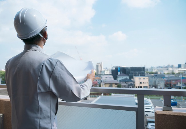 街並みを眺める作業員