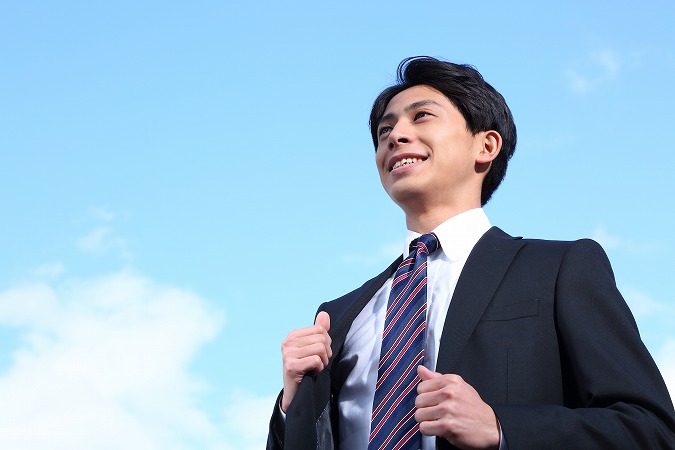 スーツを着た男性