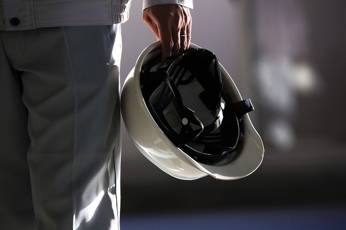 ヘルメットを持つ人