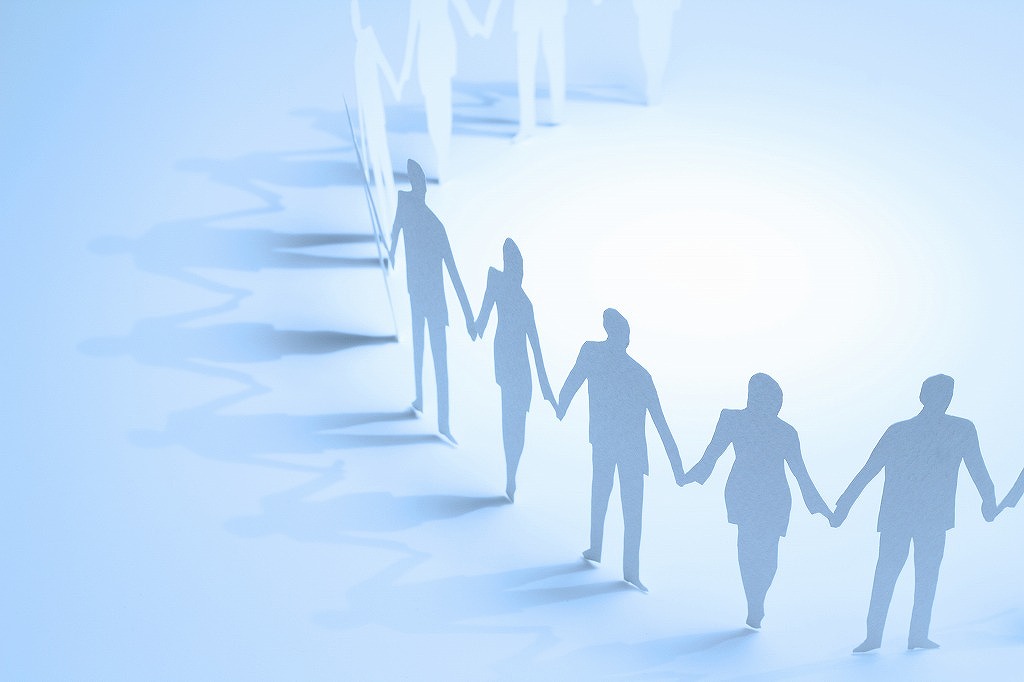 人型が手を繋いでいる